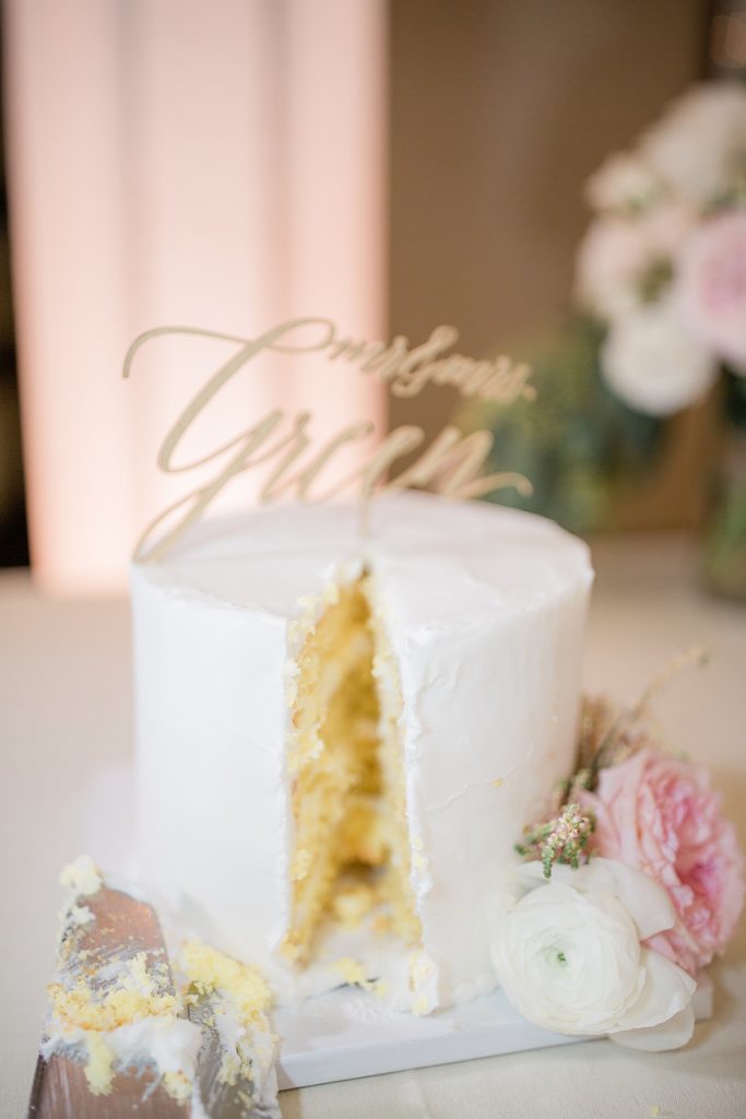 detail photograph of the cake cut