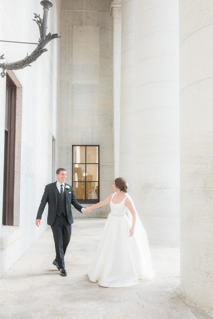 bride and groom in the columns of the statehouse
