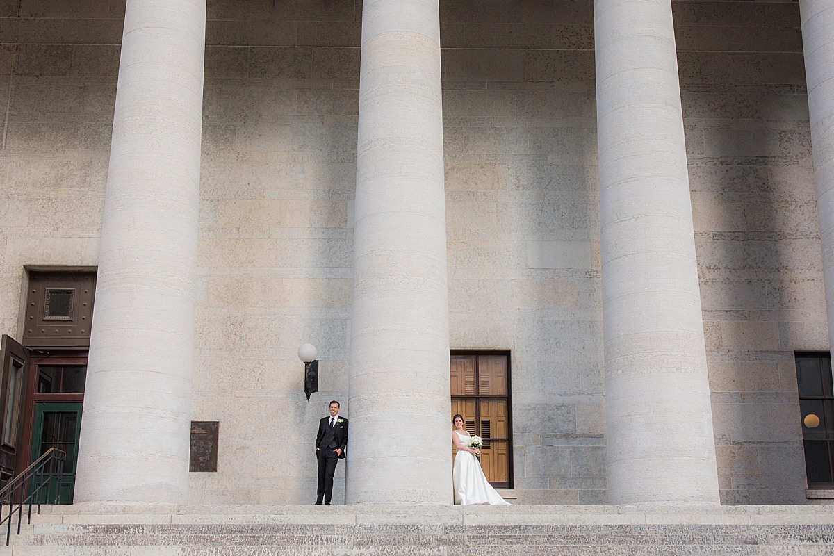 bride and groom in the columns of the statehouse